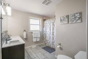 Koupelna v ubytování Single Level Vineyard Home | 6 PPL | Pet Friendly + 30 fotografií
