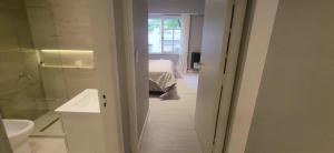 马德普拉塔Alquileres Corrientes的带水槽的浴室和带床的房间 更多20张照片