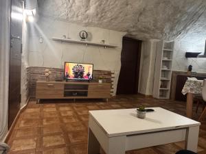 TV a/nebo společenská místnost v ubytování Apartamento Rural Casa Cueva