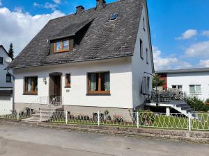 una casa blanca con techo gris en Marisa's Sauerlandträumchen, en Brilon