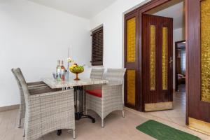 a dining room with a table and chairs at Vinez in Labin