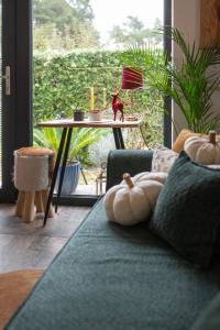 een woonkamer met een bank en een tafel met kaarsen bij Heavens Embrace - ateliér pri Slovenskom raji in Smižany +42 foto's