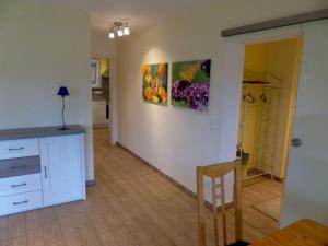 ein Wohnzimmer mit einem Tisch und einem Stuhl in der Unterkunft Ferienwohnung Paula in Sankt Johann