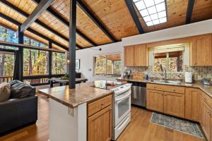 Η κουζίνα ή μικρή κουζίνα στο Ponderosa HideAway 4-BR CabinMtn ViewTrailsBrbq