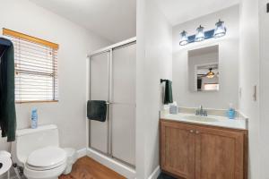 Ένα μπάνιο στο Ponderosa HideAway 4-BR CabinMtn ViewTrailsBrbq +41 φωτογραφίες