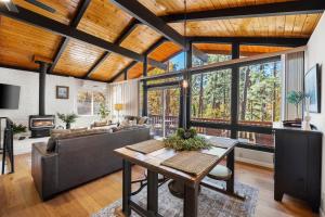 Χώρος καθιστικού στο Ponderosa HideAway 4-BR CabinMtn ViewTrailsBrbq