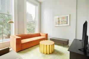 TV a/nebo společenská místnost v ubytování The Canal Street Apartments by AvantStay + 51 fotografií