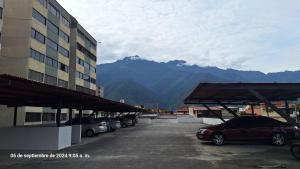 MéridaにあるApartamento Caribayの建物の前に車が駐車されている駐車場