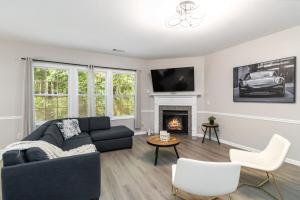 Posezení v ubytování 5-Bed Gem Close to Duluth Fun Sleeps 16