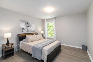 Postel nebo postele na pokoji v ubytování 5-Bed Gem Close to Duluth Fun Sleeps 16