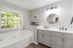 Koupelna v ubytování 5-Bed Gem Close to Duluth Fun Sleeps 16 + 25 fotografií