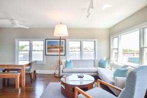 una sala de estar con un sofá y una mesa en Renovated Oceanfront Penthouse, en Provincetown 25 fotos más