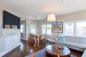 una sala de estar con un sofá y una mesa en Renovated Oceanfront Penthouse, en Provincetown