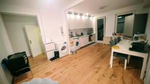 Kuchyň nebo kuchyňský kout v ubytování kleines zentrales Gästezimmer mit Balkon & Blick über die Skyline