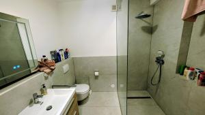 Koupelna v ubytování kleines zentrales Gästezimmer mit Balkon & Blick über die Skyline