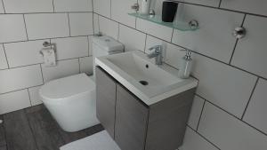 Koupelna v ubytování Ferienwohnung Sunnenviul + 26 fotografií