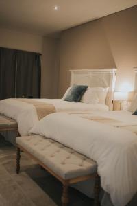 Un pat sau paturi într-o cameră la Suites Lassa