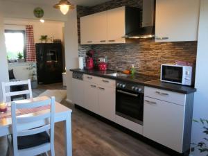 Kuchyň nebo kuchyňský kout v ubytování Ferienwohnung Sunnenviul