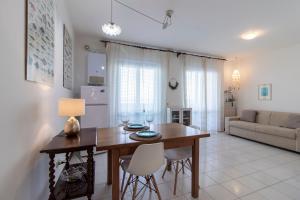 une cuisine et un salon avec une table et des chaises dans l'établissement Casa Almyrà Costa dei trabocchi, à Fossacesia