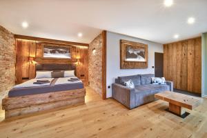 ハルラホフにあるPension U Studnyのベッドとソファのある寝室