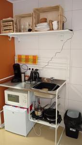 Una pequeña cocina con fregadero y estufa. en Lieria, en Lier