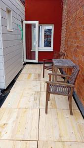 un patio con un banco y un edificio rojo en Lieria, en Lier