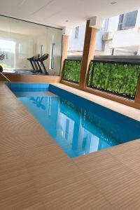 una piscina al centro di un edificio di Xentral Luxury 5 star Apartment a Ikate