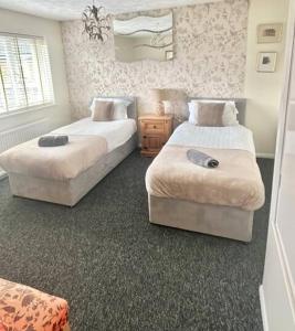 Postel nebo postele na pokoji v ubytování Haven lovely home just off M20 in great area & parking