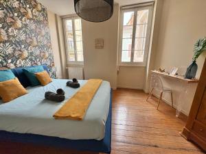 a bedroom with a bed with two stuffed animals on it at Myzenplace - Duplex 100m2 - Fibre - Cosy et atypique - Centre piéton in Montélimar