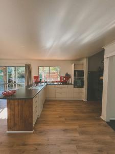 Køkken eller tekøkken på Raglan Rural Retreats - The Homestead