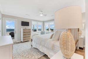 Ένα ή περισσότερα κρεβάτια σε δωμάτιο στο GP57: 57 Grand Pavilion +44 φωτογραφίες