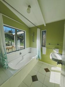 Et badeværelse på Raglan Rural Retreats - The Homestead