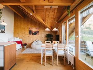 a kitchen and dining room with a table and chairs at Apartment Steamboat Suite in See- und Bergnähe, 4 Gäste, Balkon mit Aussicht in Faulensee