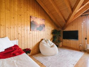 a room with a bed and a flat screen tv at Apartment Steamboat Suite in See- und Bergnähe, 4 Gäste, Balkon mit Aussicht in Faulensee