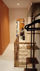 cocina con escalera en una habitación en Lieria, en Lier