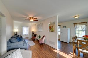 un salon avec un canapé et une table dans l'établissement Walk to Wildwood Beach Family Retreat with Yard!, à Wildwood