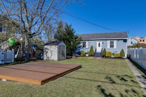 une arrière-cour avec une terrasse en bois et une maison dans l'établissement Walk to Wildwood Beach Family Retreat with Yard!, à Wildwood