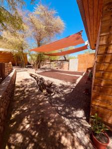 un bâtiment avec auvent au bord d'une route dans l'établissement Cabañas San Pedro de Atacama 2, à San Pedro de Atacama 18 autres photos