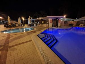 Bazén v ubytování Apartment Bella Mit Balkon Und Terrasse In Necujam nebo v jeho okolí