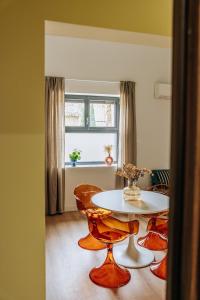 a dining room with a table and chairs and a window at Appartement centre village Tavel in Tavel