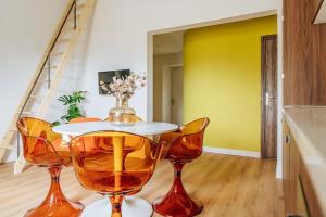 a dining room with a table and chairs at Appartement centre village Tavel in Tavel