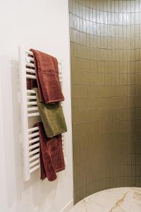 a towel rack in a bathroom next to a shower at Appartement centre village Tavel in Tavel