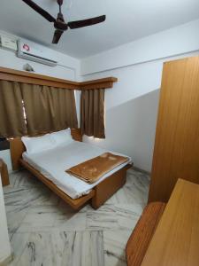 une chambre avec un lit dans une pièce avec un plafond dans l'établissement SHREVIK Comforts, à Chikmagalur