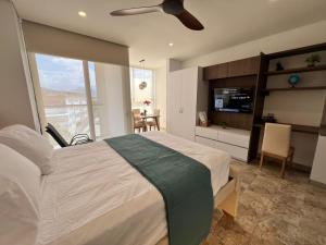 En eller flere senge i et værelse på Suite Moderna con Piscina cerca al Mar