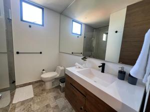 Et badeværelse på Suite Moderna con Piscina cerca al Mar + 15 billeder