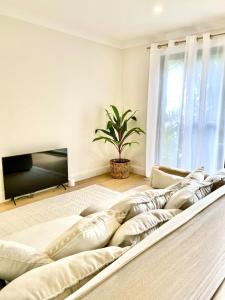 TV a/nebo společenská místnost v ubytování Coastal Comfort