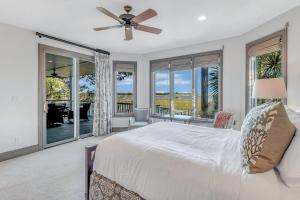 ein Schlafzimmer mit einem Bett und einem großen Fenster in der Unterkunft MG3083: 3083 Marshgate in Seabrook Island + 27 Fotos