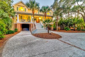 ein Haus mit Palmen vor einer Einfahrt in der Unterkunft MG3083: 3083 Marshgate in Seabrook Island