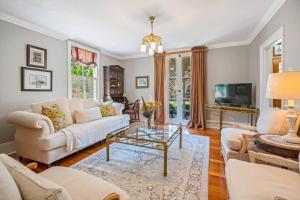 Μια τηλεόραση ή/και κέντρο ψυχαγωγίας στο Hot Tub | Historic Home | Steps to Everything NOTL