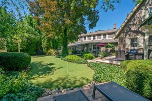 Κήπος έξω από το Hot Tub | Historic Home | Steps to Everything NOTL